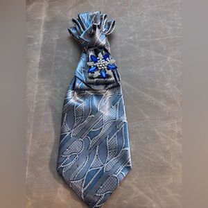 Elegant Blue Patterned Women’s Neck Tie with Crystal Floral Brooch